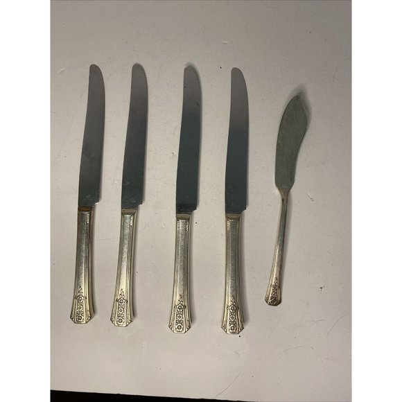 Lot of 4 Oneida Community Tudor Silver Plate Knives & 1 Spreader Floral Pattern - Picture 7 of 10